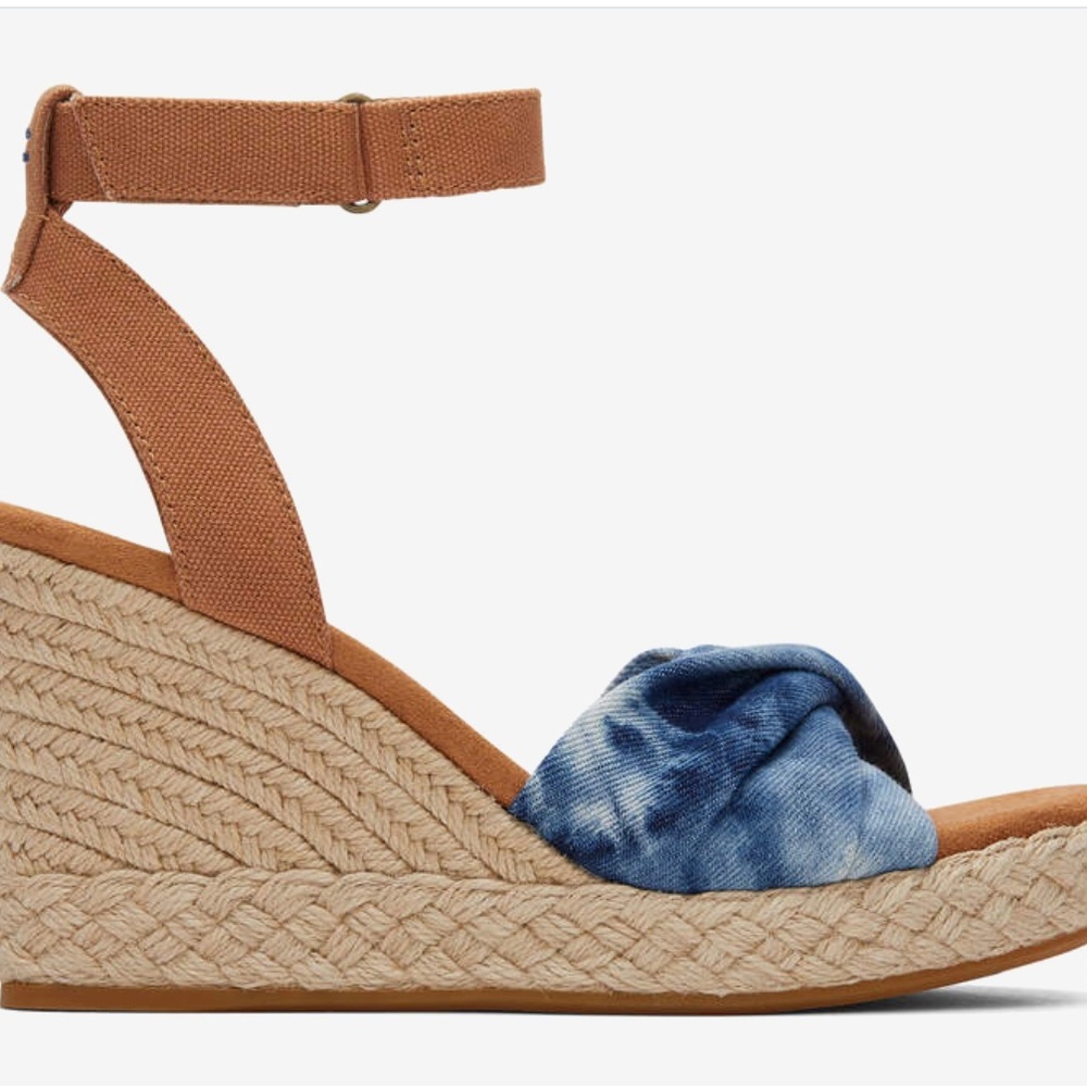 New in box 8.5 Tom’s Marisela navy washed denim/canvas wedge. CUTE! 💙 - Picture 4 of 5